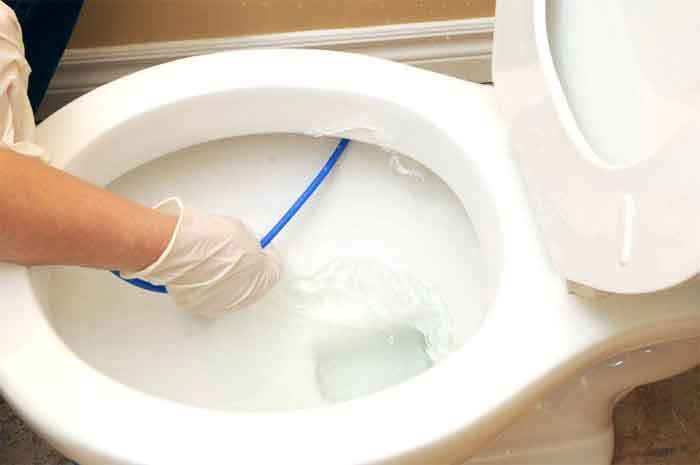 discover how to unclog a toilet efficiently